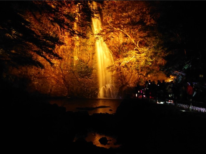 箕面の滝のライトアップ